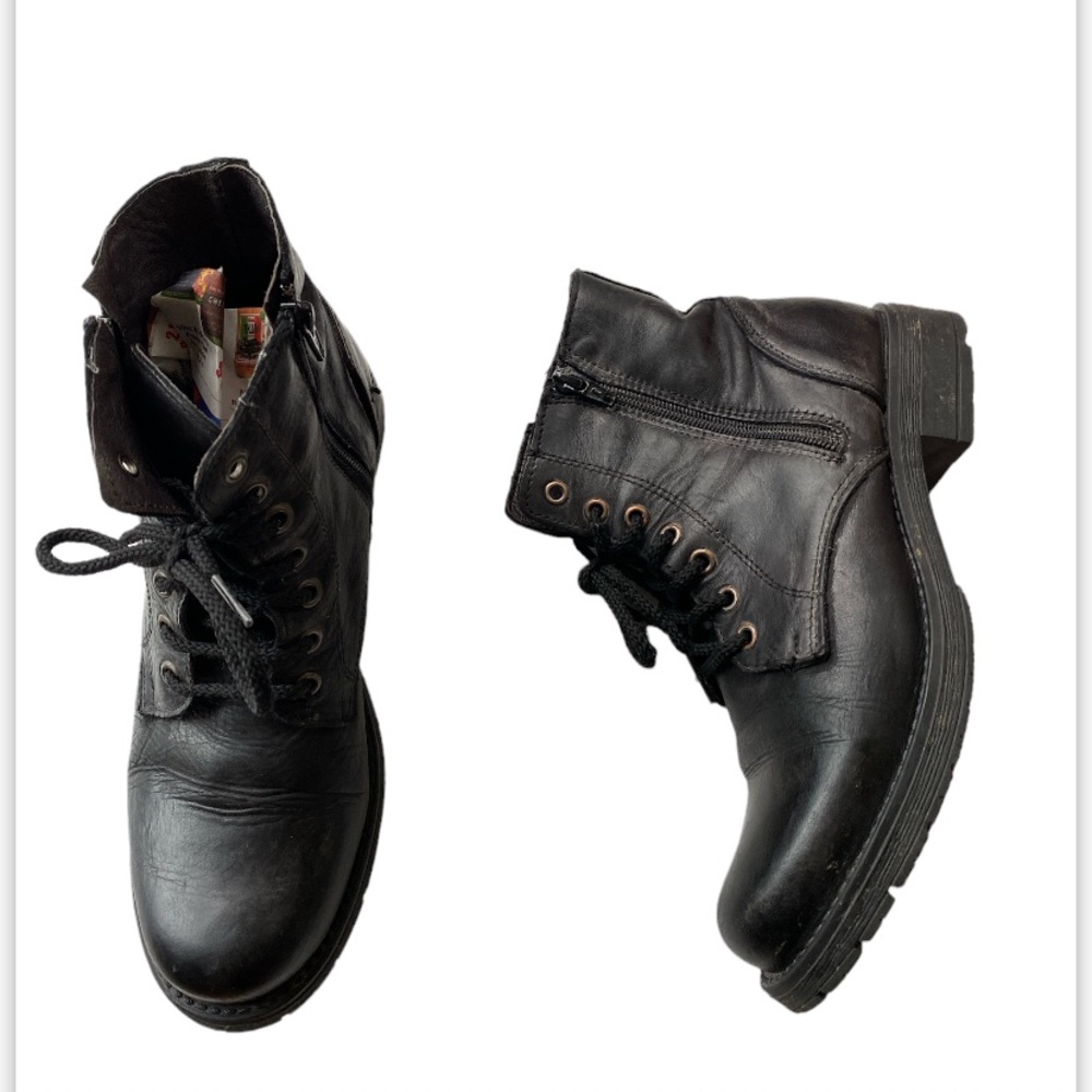 Pregunta black Leather lace up Combat Boots made in Italy size 39